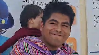 Huancayo: Padre carga a su hijo en la espalda mientras vende mazamorra