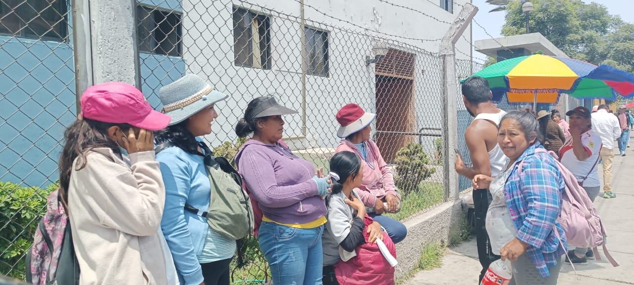 Amigas de Claudia, presunta víctima de feminicidio, llegaron a la morgue a despedirse. (Foto: GEC)