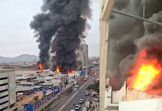 Cercado de Lima: incendio de gran magnitud consume depósito de plásticos en la avenida Óscar Benavides