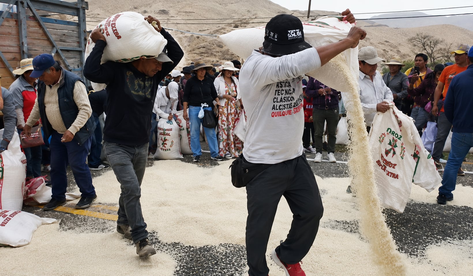 Arrojaron arroz en la pista a manera de protesta. Foto: GEC.