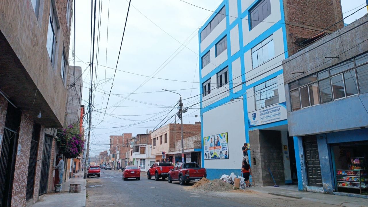 Un nuevo grupo educativo tomó las riendas de institución en la que estudió el gerente regional de Educación, Martín Camacho. En tanto, piden revisar el título del consejero Luis Rodríguez.