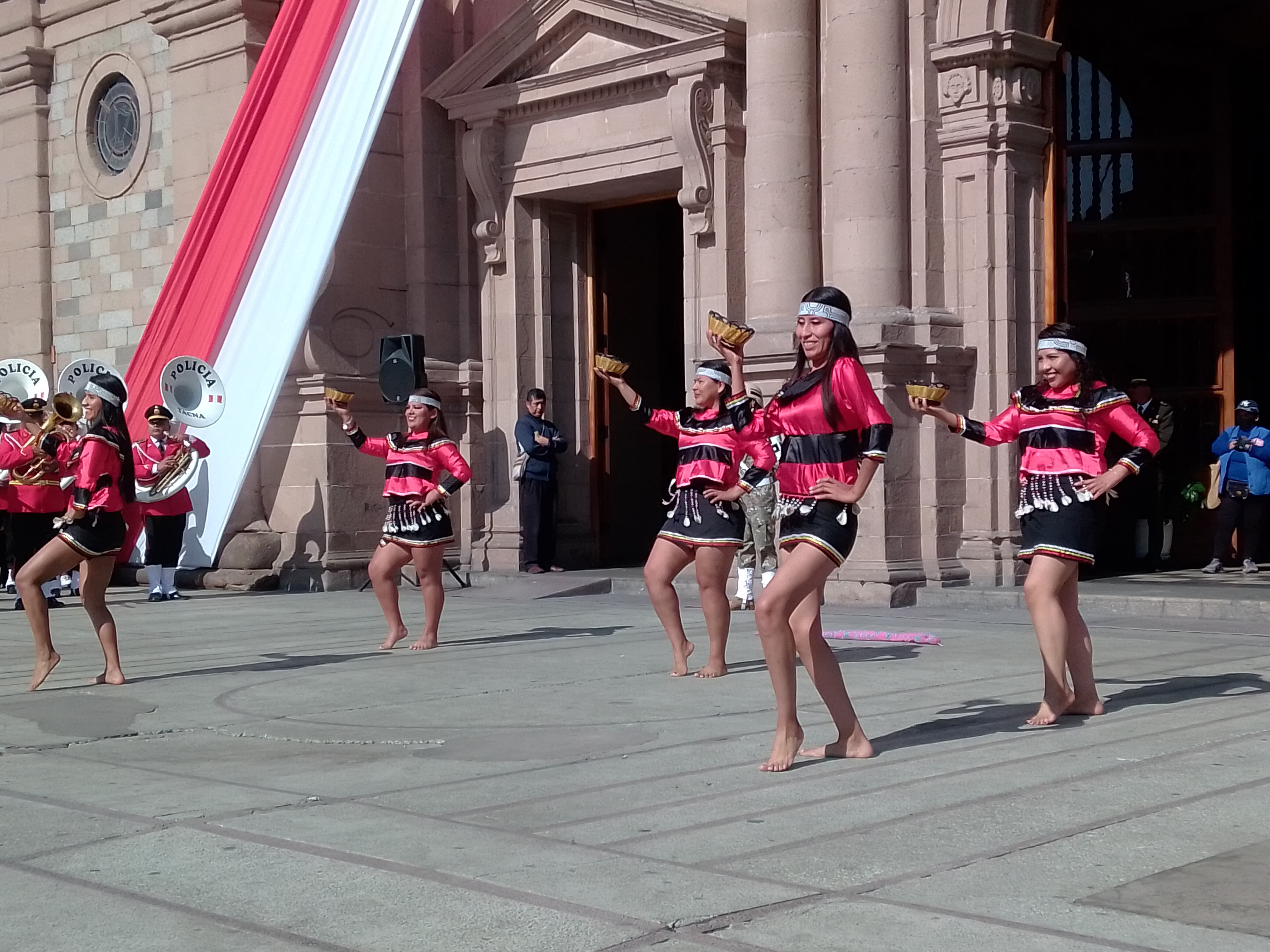 Por primera vez la policía peruana participó en el programa central con la presentación de su banda de música y la ejecución de danzas de la costa, sierra y selva. (Foto: Adrian Apaza)