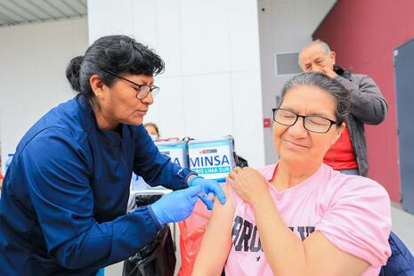 Día del Adulto Mayor: Minsa exhorta a vacunar gratis contra influenza, COVID-19 y neumococo