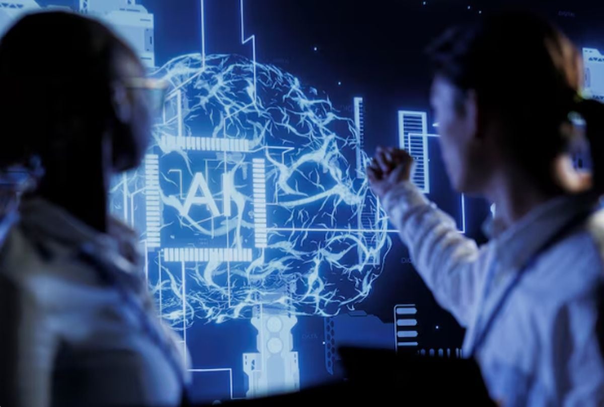 El estudio ATLAS v1.0 señala que la inteligencia artificial ya aparece en numerosas ocupaciones, pero se utiliza de manera selectiva. Menos del 10% de las interacciones laborales analizadas corresponde a automatización completa de tareas. (Foto: Freepik)