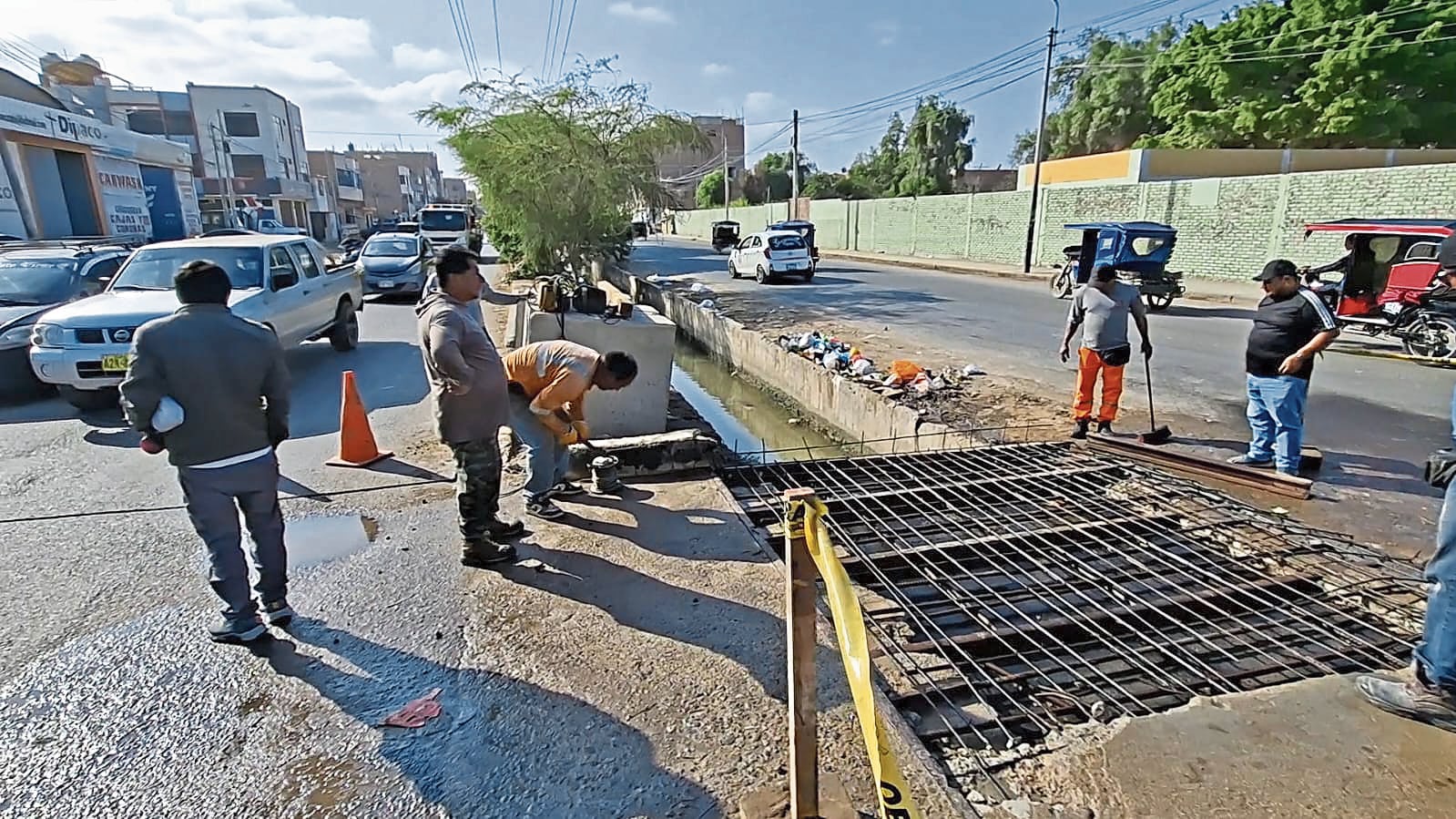 Pobladores toman iniciativa de reconstruir puente.