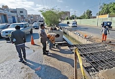 Vecinos y comerciantes reconstruyen puente deteriorado en Chiclayo