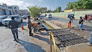 Vecinos y comerciantes reconstruyen puente deteriorado en Chiclayo