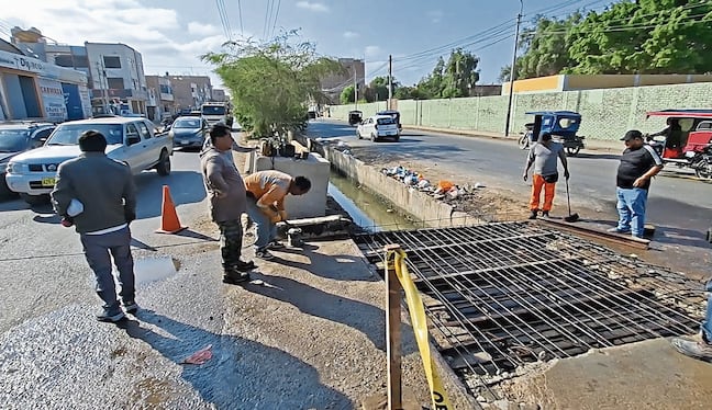 Pobladores toman iniciativa de reconstruir puente.