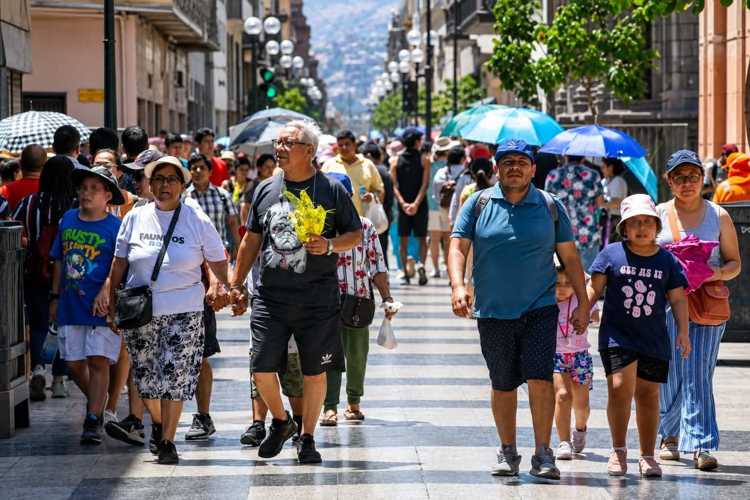 Especialista del Senamhi confirma que La Libertad sufre una ola de calor desde junio. A partir de hoy hasta el lunes, los termómetros en Trujillo podrían registrar entre 25°C y 28°C, mientras que en provincias como Pacasmayo y Chepén los valores serían más altos. Es necesario adoptar medidas de prevención.