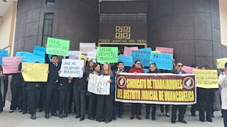 Trabajadores de la Corte Superior de Justicia Junín protestan denunciando despidos masivos