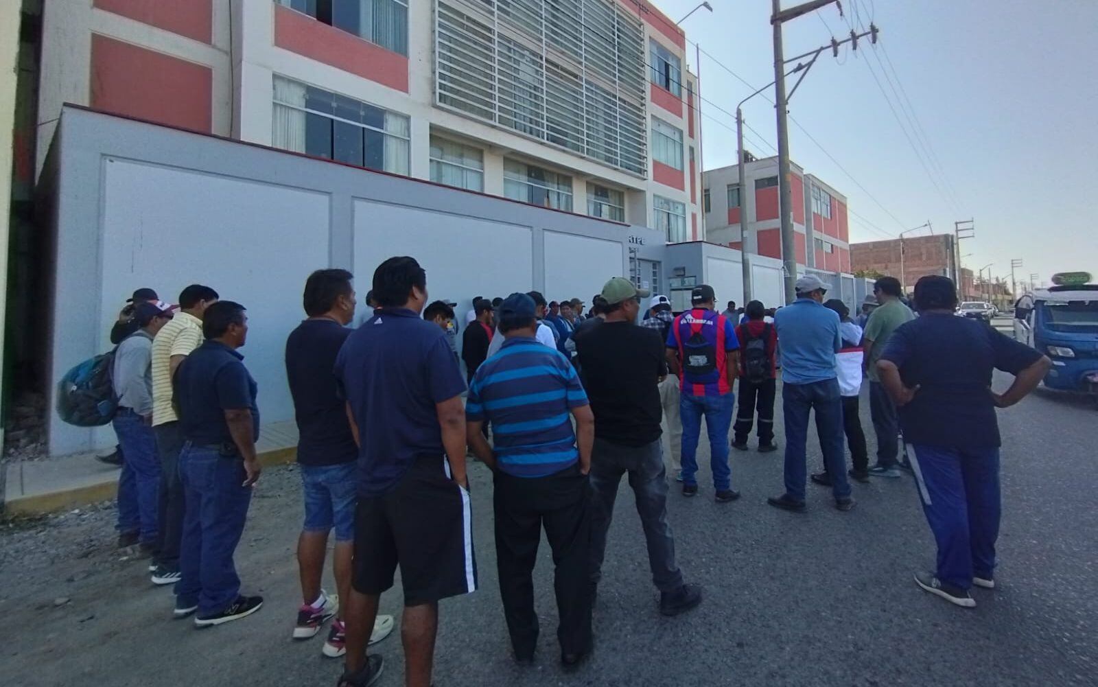 Los obreros se congregaron en la puerta de la Dirección del Trabajo en el centro poblado Leguía. (Foto: Difusión)