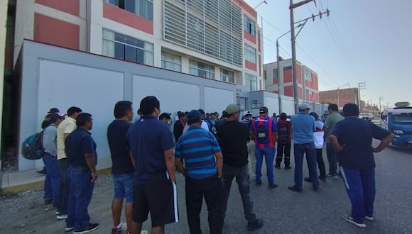 Los obreros se congregaron en la puerta de la Dirección del Trabajo en el centro poblado Leguía. (Foto: Difusión)