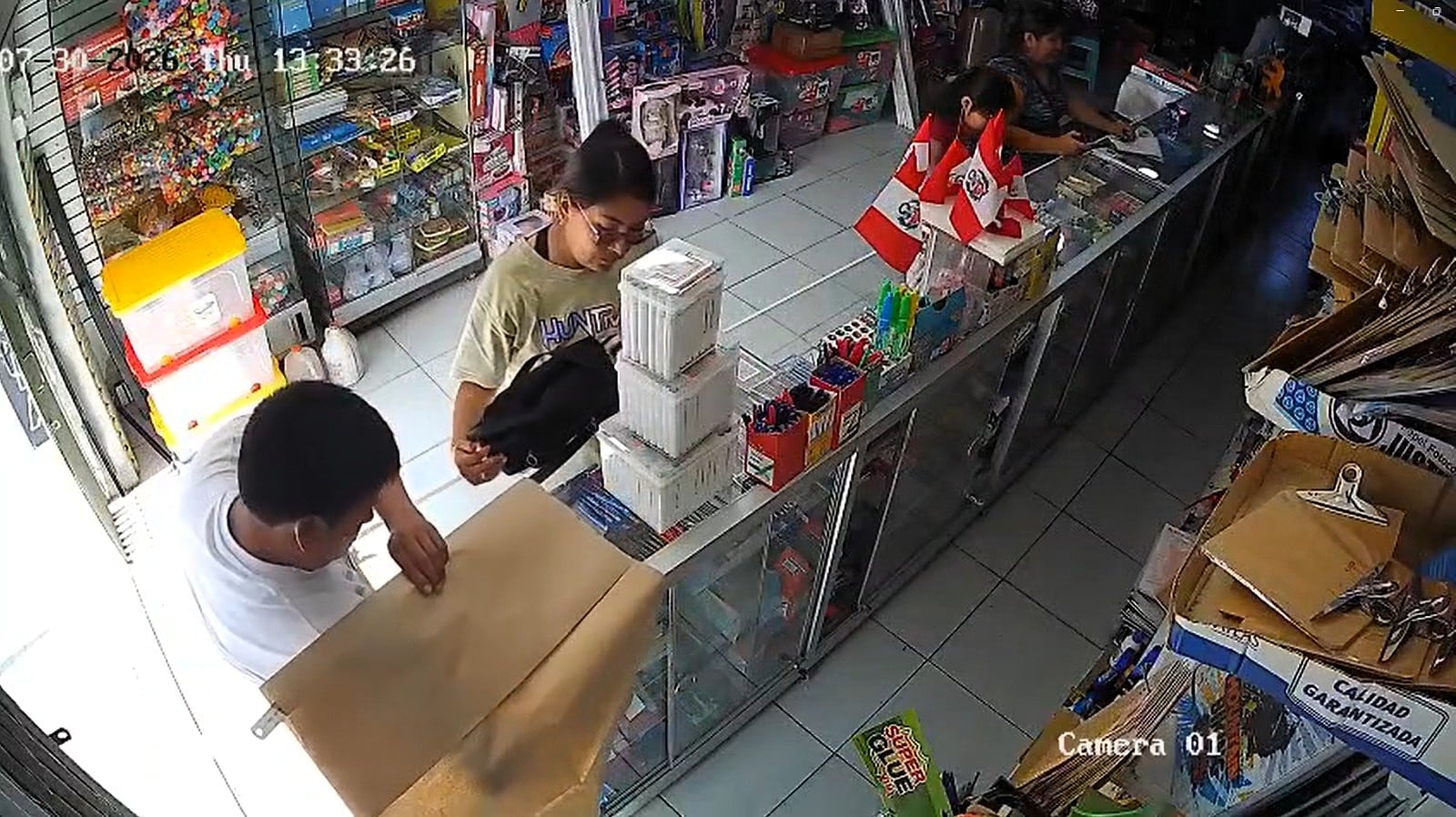 Cámaras captan a dos personas robando artículos de una librería en Cocachacra. Foto: Captura de video/Canal 6 Mollendo.
