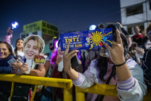 BTS en Lima: cientos de fans disfrutan del segundo concierto desde los exteriores del Estadio San Marcos. (Foto: Fernando Sangama / @photo.gec)