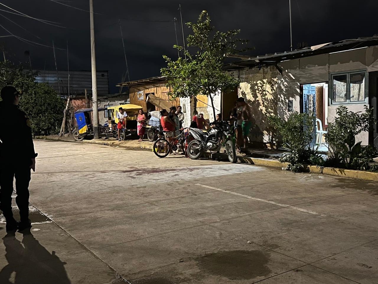 El atentado ocurrió en una vivienda, donde dos hombres resultaron gravemente heridos