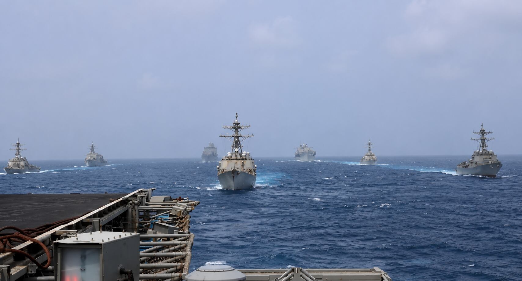 Buques de guerra de Estados Unidos desplegados en el Medio Oriente, mientras crece la tensión con Irán. (Centcom).
