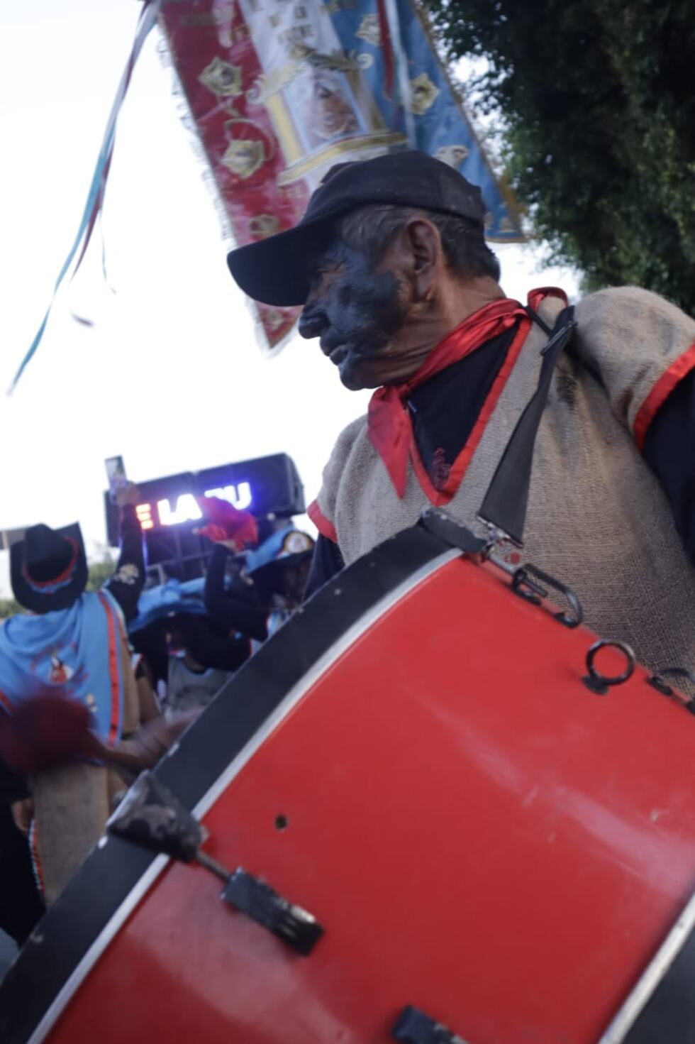 Fieles esperaron la llegada de la imagen de la Virgen de la Puerta de Otuzco. (Foto: Vanessa Hordyj)