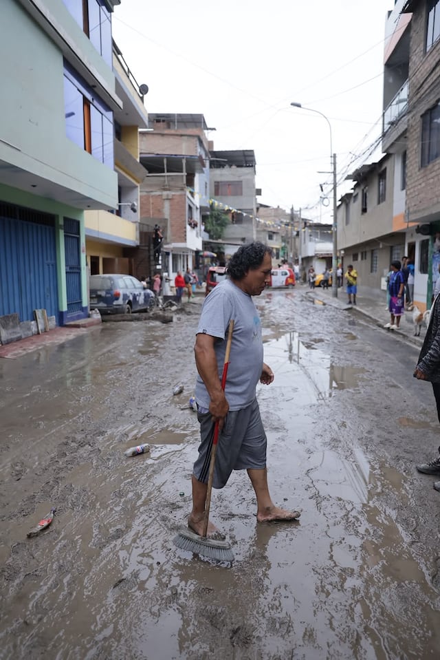 Keiko Fujimori inspecciona zonas afectadas por lluvias en Villa María del Triunfo