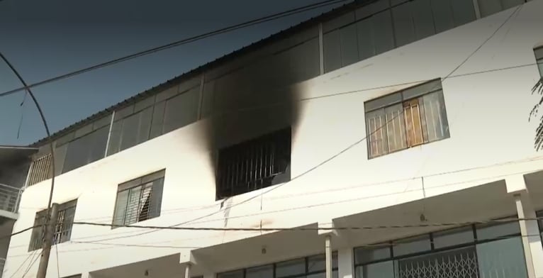 La emergencia ocurrió en la zona de Chocas. Vecinos señalaron que en el inmueble funcionaba un centro de rehabilitación informal, versión que deberá ser verificada por las autoridades. (Captura de imagen: América Noticias)