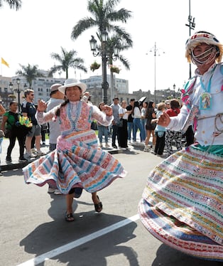 Wititi, una danza tradicional de Caylloma, de Arequipa, se lució en la Plaza Mayor de Lima. Foto: Autocolca.