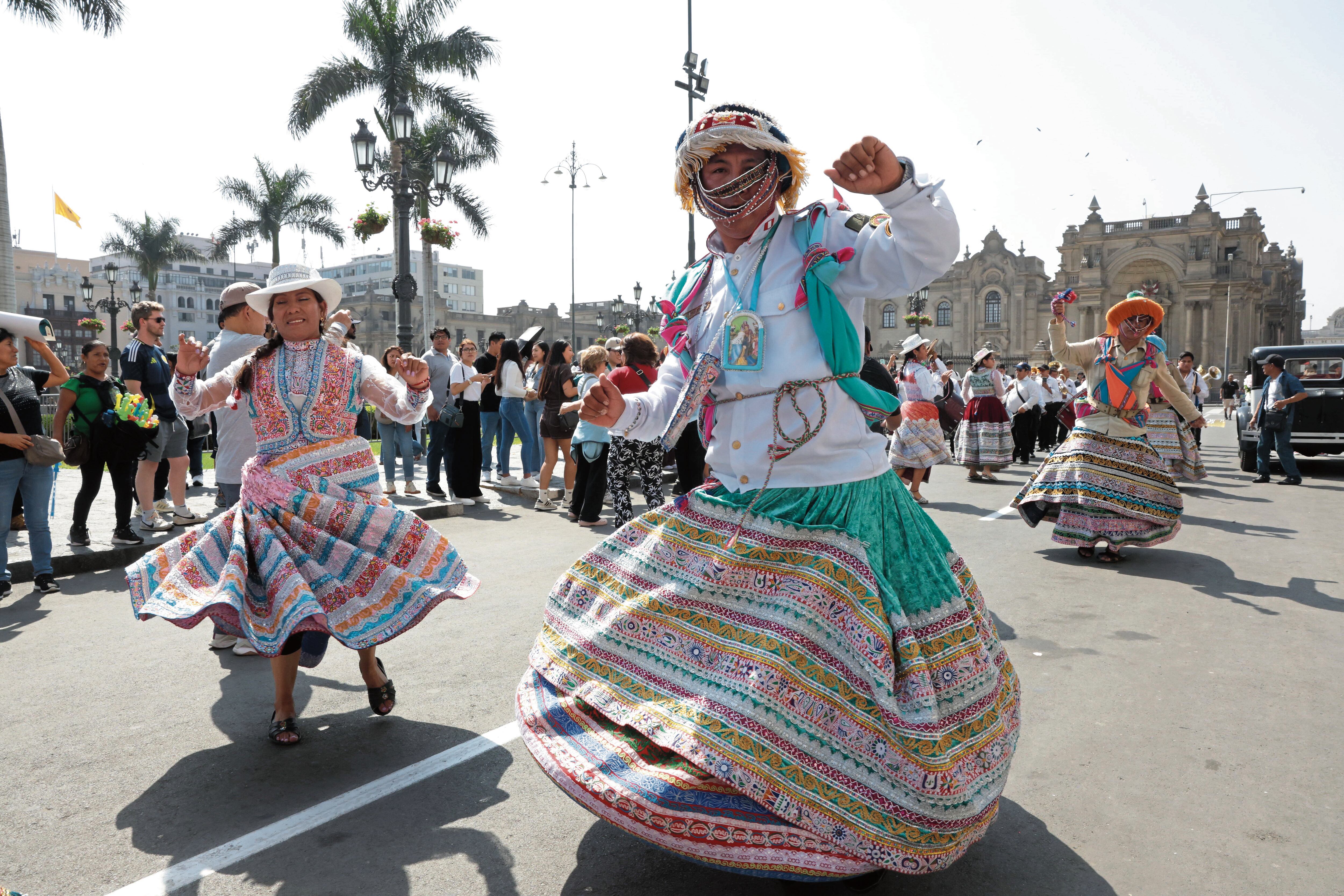 Wititi, una danza tradicional de Caylloma, de Arequipa, se lució en la Plaza Mayor de Lima. Foto: Autocolca.