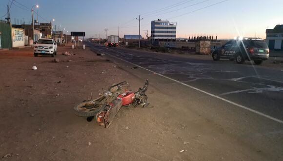 El conductor de la motocicleta falleció al instante mientras que su acompañante lucha por su vida en el hospital. Foto/Difusión.