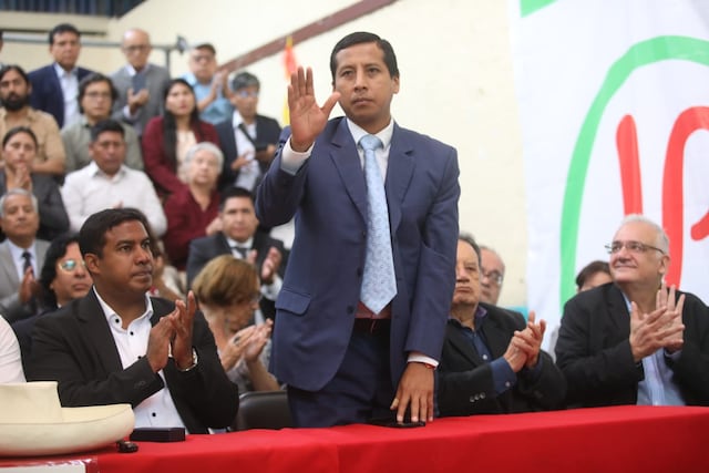 Roberto Sánchez presenta a su equipo técnico y asegura que gobernará con el nuevo plan de consenso (Fotos: Diana Marcelo/GEC)