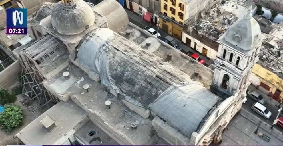 El desprendimiento del techo ocurrió al finalizar la misa de las 11 de la mañana; no hubo heridos y el templo permanece cerrado. FOTO: CAPTURA CANAL N
