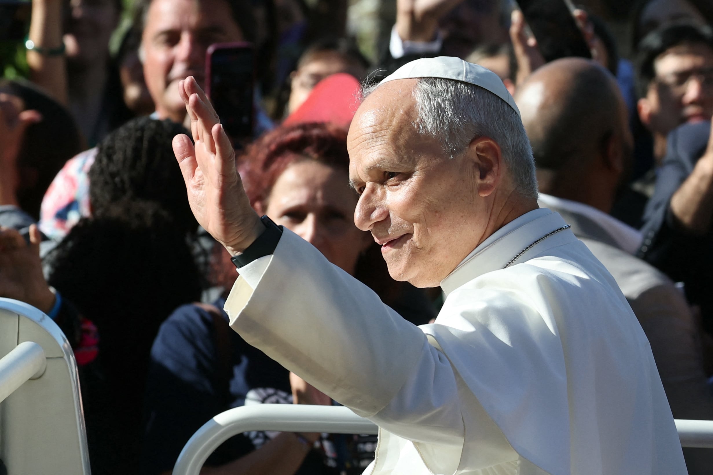El pontífice permanecerá en el país hasta el 28 de septiembre y recorrerá París, Lourdes y Metz durante su quinto viaje internacional. (Photo by Thomas SAMSON / AFP)