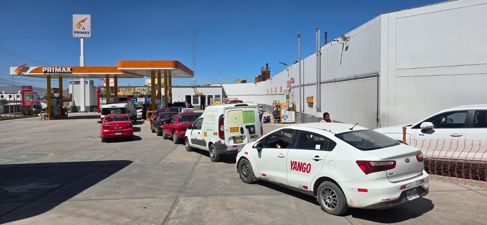 Se reportaron largas colas de vehículos por desabastecimiento de GLP en Arequipa. (Foto: Omar Cruz/@photo.gec)