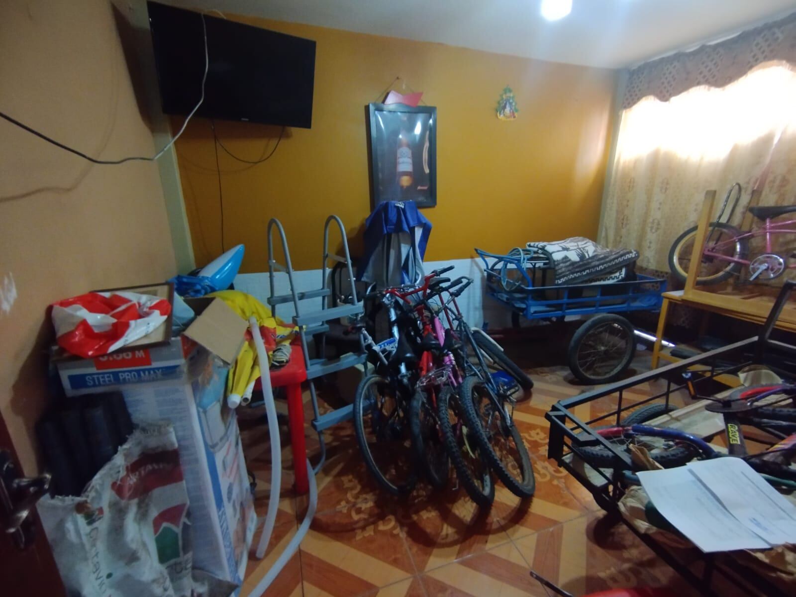 Bicicletas, triciclos y otros objetos fueron hallados en la vivienda de la Asociación Vista Alegre. (Foto: Difusión)
