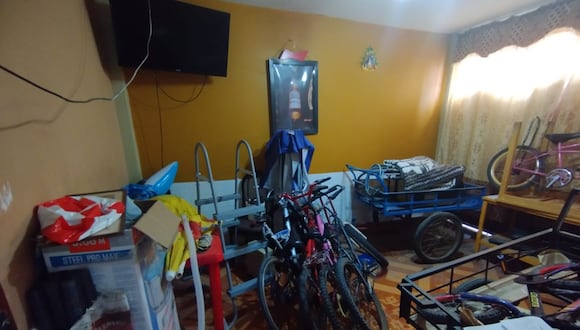 Bicicletas, triciclos y otros objetos fueron hallados en la vivienda de la Asociación Vista Alegre. (Foto: Difusión)