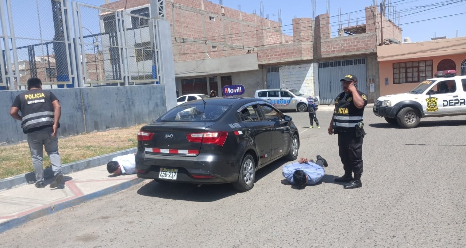 Dos sujetos con camisas similares a los que usan taxistas fueron hallados manipulando los vehículos estacionados
