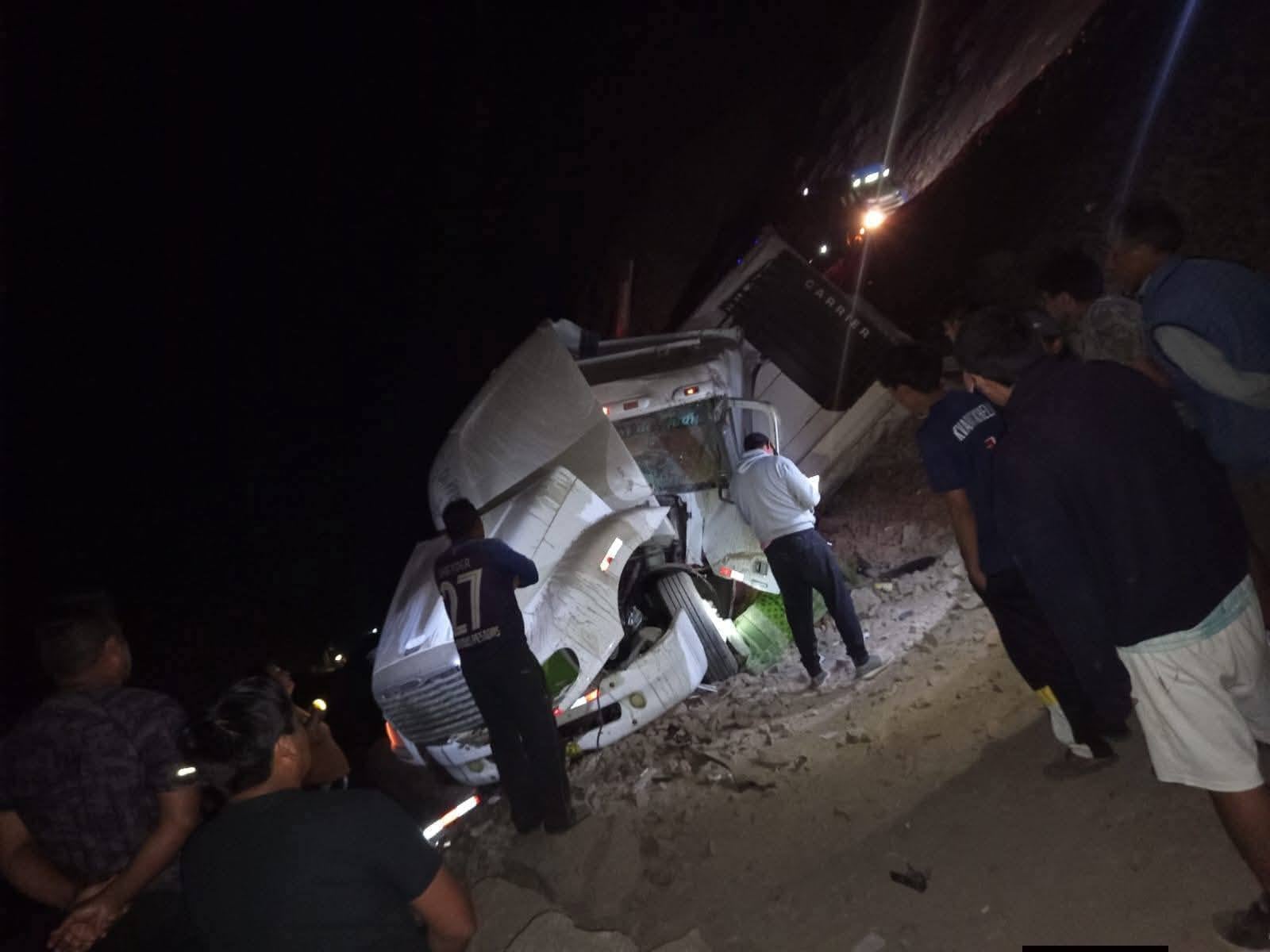 Conductor de camión frigorífico muere en la Panamericana Sur, en Ocoña