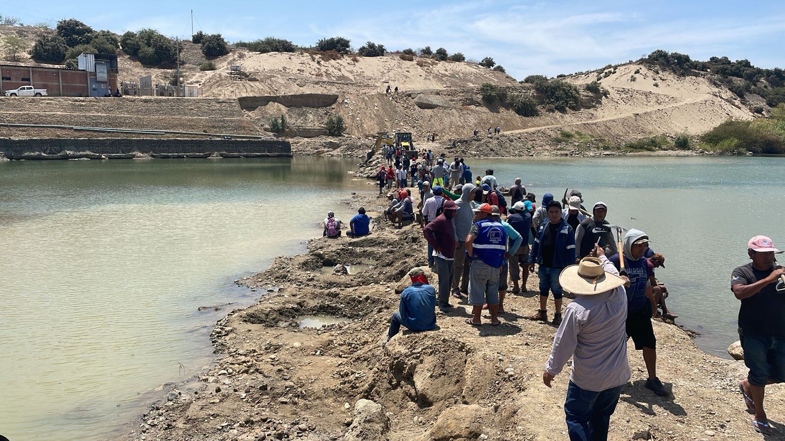Los hombres del campo señalan que el agua del río es de todos y no solo de una empresa.