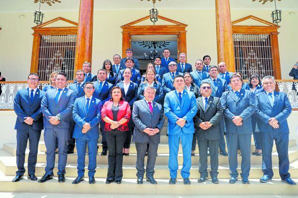 Gobernador de La Libertad los citó para que expongan los logros obtenidos durante estos siete meses de gestión. Autoridad advirtió que si no cumplen dejarán sus cargos.