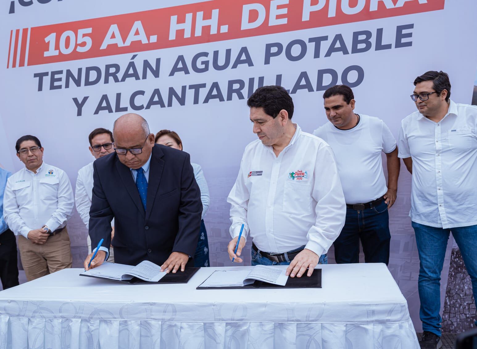 Firman contrato para obra de agua y alcantarillado para 105 asentamientos humanos de Piura