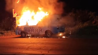 Ica: incendian combi vinculada a Renovación Popular en la Panamericana Sur, en Subtanjalla