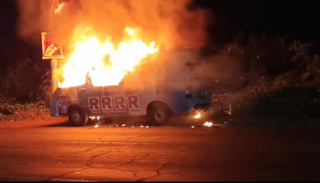 Ica: incendian combi vinculada a Renovación Popular en la Panamericana Sur, en Subtanjalla