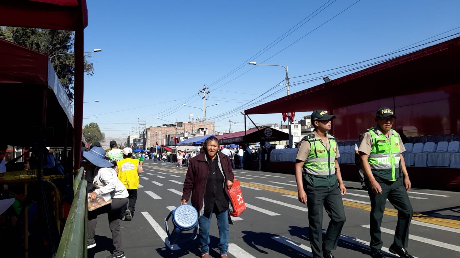 La Policía no logra colocar orden en espacios ocupados ilegalmenTe (Foto: GEC)