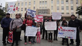 Padres piden que sus hijos sigan recibiendo hemodiálisis en el Cayetano Heredia (FOTOS y VIDEO)