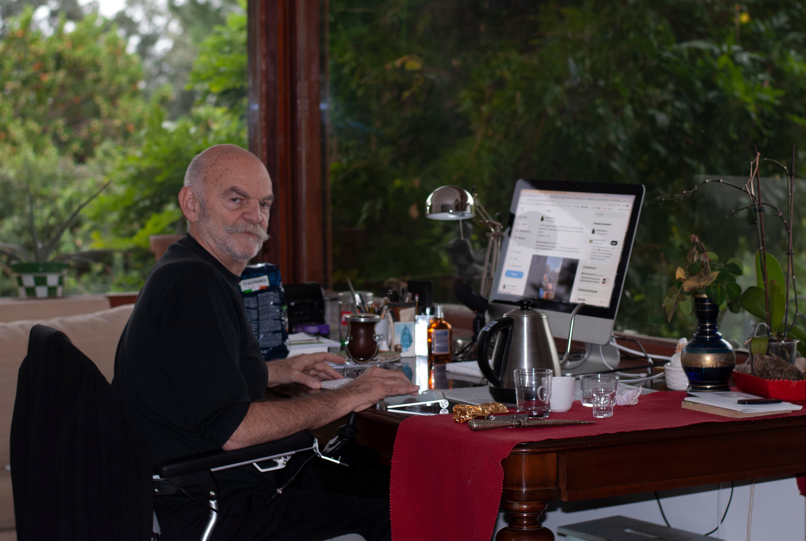 A través de su último libro, “Antes que nada”, el escritor cuenta su grave problema neurológico y el futuro que se le presenta