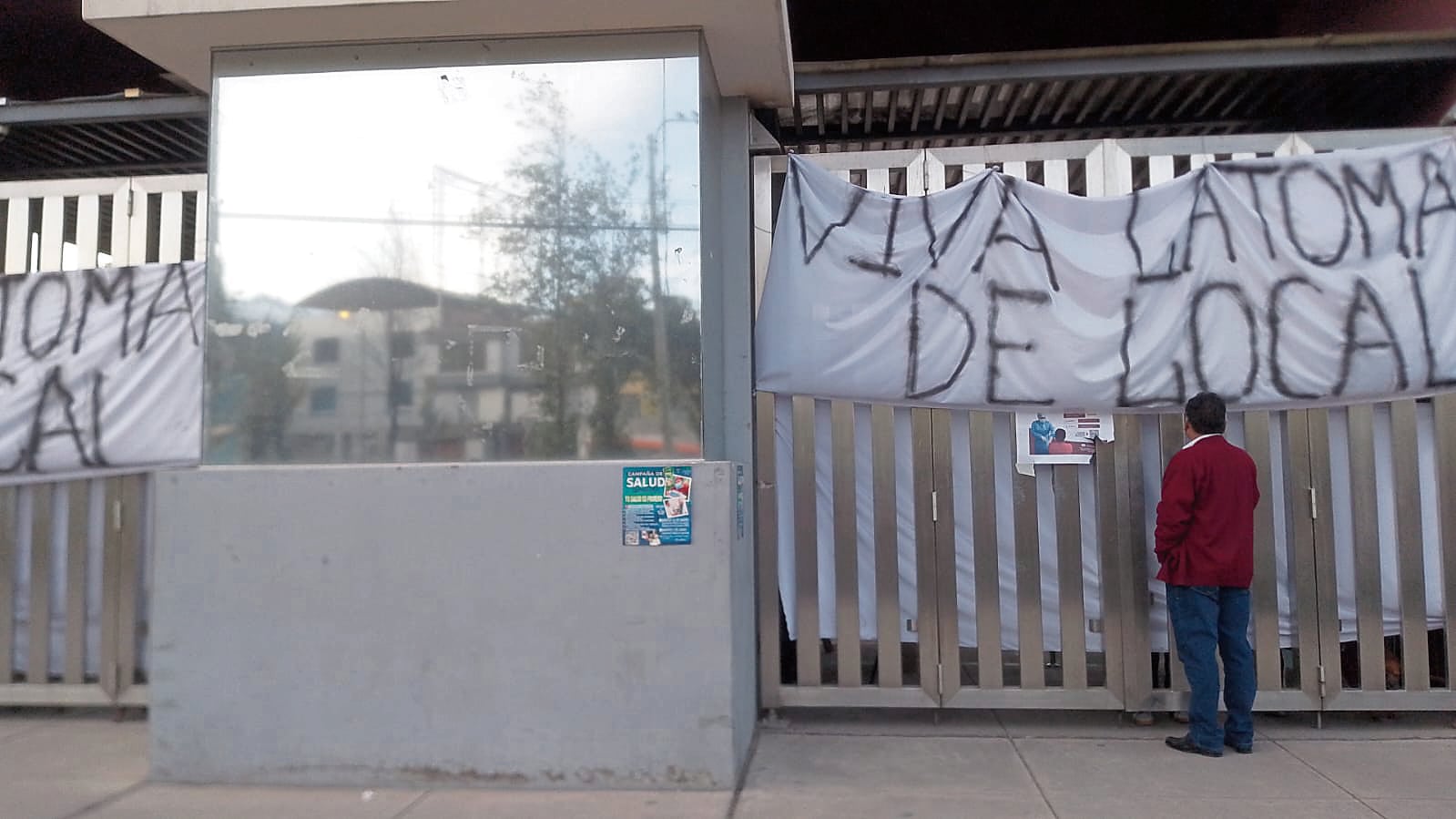 Área de Sociales de la UNSA fue tomada por un grupo de personas. Foto: GEC.