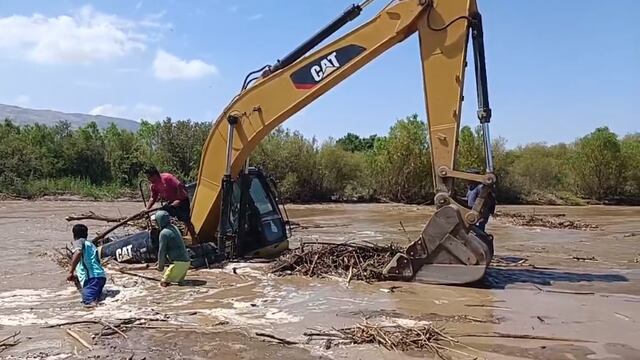 Lambayeque: Excavadora se queda atascada en río Reque tras incremento de caudal