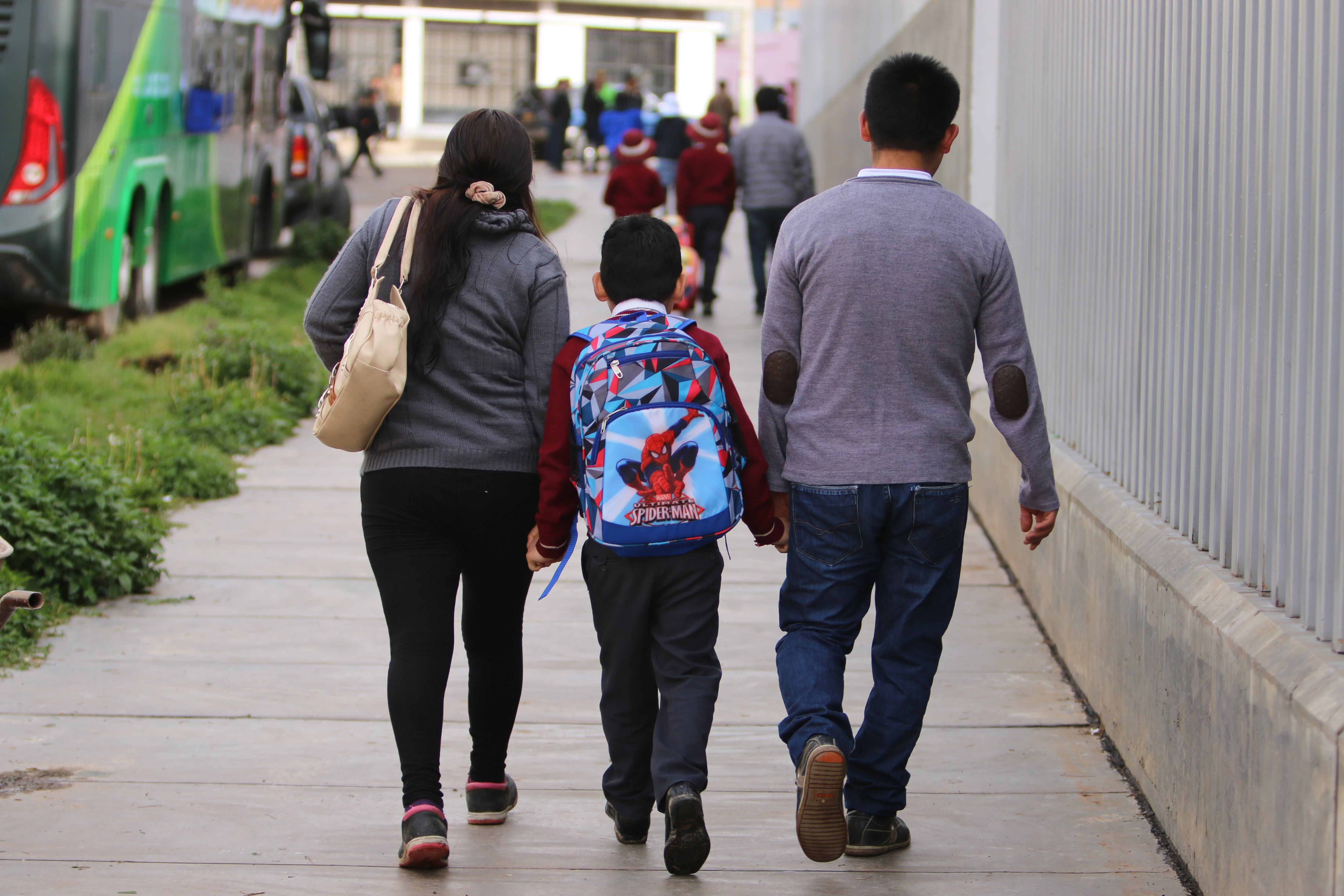 INICIO DE CLASES. ESCOLARES DE ESPALDA. SANTA ISABEL - Huancayo. Fotos\Angel Ramon. 74587