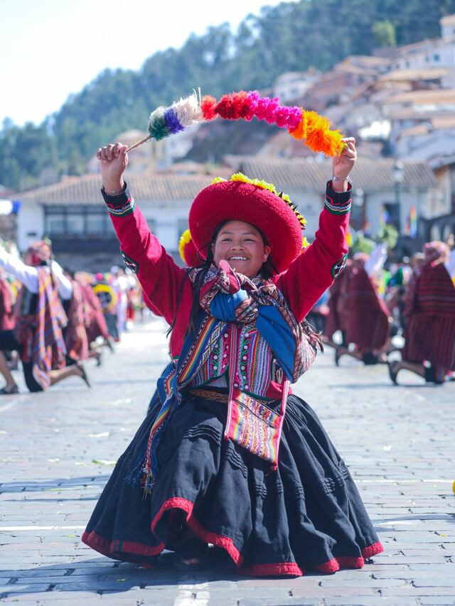 Fiestas del Cusco: Estudiantes de institutos superiores bailan en honor a la Ciudad Imperial (FOTOS)