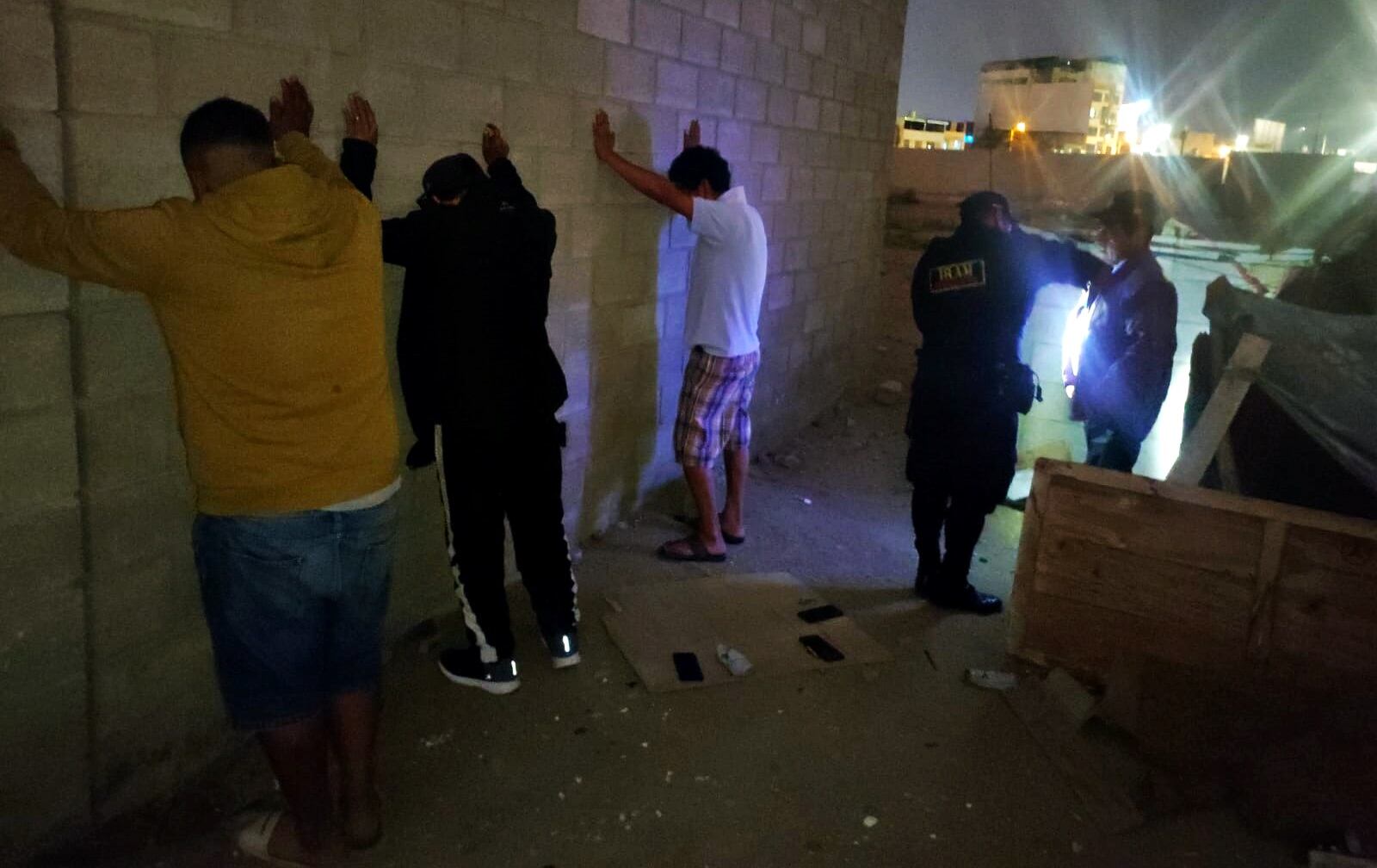 Serenos realizaron un operativo durante toda la madrugada y los sorprendieron en el interior de una casa abandonada y en plena vía pública.