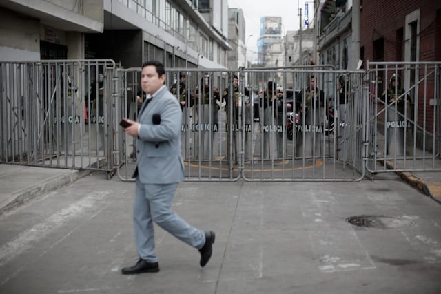 Marcha convocada por Juntos por el Perú se desarrolla bajo estricto resguardo policial