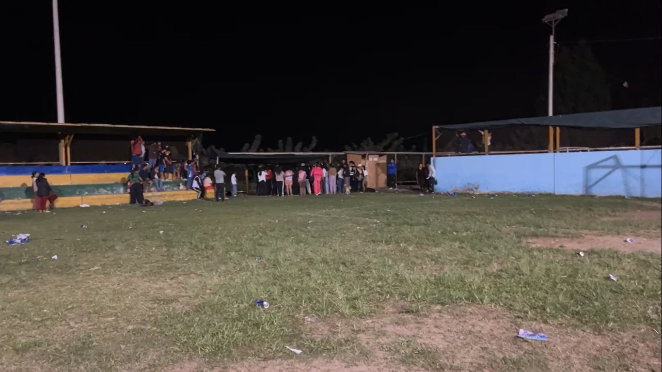 Víctima veía campeonato de fulbito en el distrito de Chao cuando delincuentes lo acribillaron. Policía no descarta ajuste de cuentas entre bandas rivales.