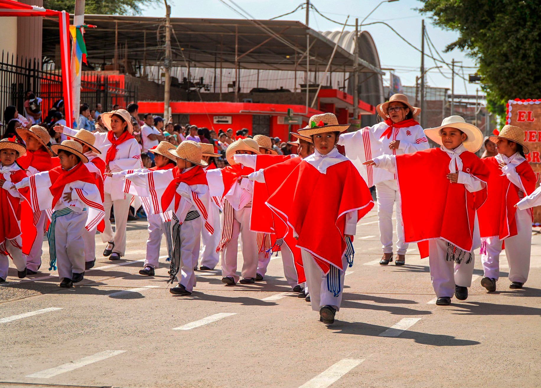 Cientos de niños del nivel primario desfilaron con gallardía y patriotismo.